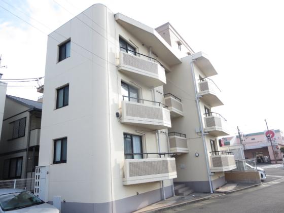 建物外観　3階建の３階東角部屋部分になります！