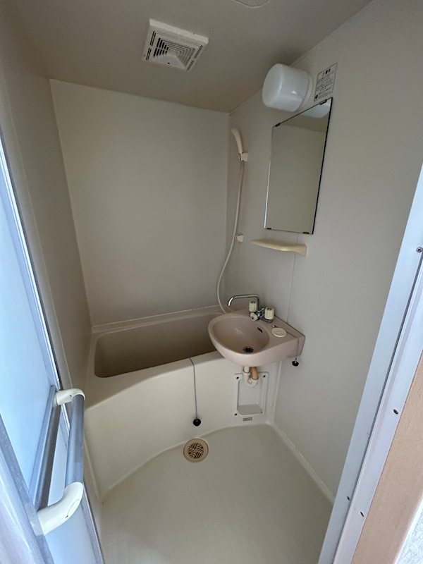 バス・シャワールーム　別室参考写真(反転)