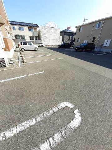 駐車場　駐車場があるので、車を買う予定の方も安心です