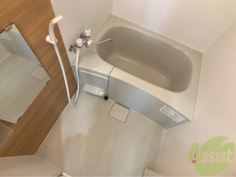 バス・シャワールーム　バスルームは狭すぎず、シャワーも浴びやすそうです。