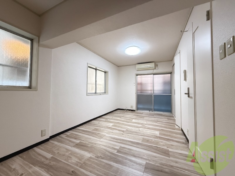 居室・リビング　この奥行きが自信のリビングですね。三面採光もポイントですねー