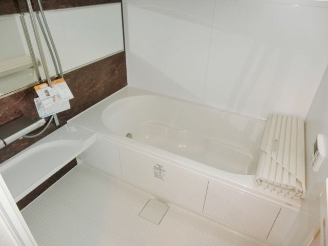 バス・シャワールーム　足の伸ばせる一坪バス。