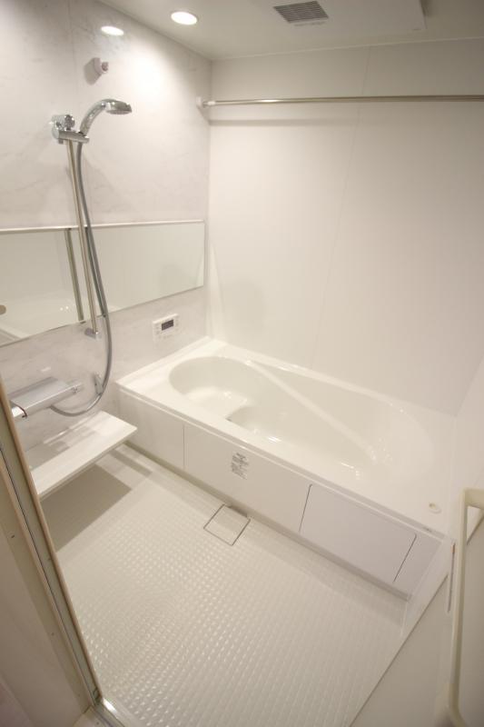 バス・シャワールーム　追い焚き機能、浴室乾燥機付きの一坪風呂