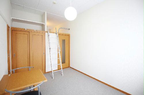 居室・リビング　手前の造り付テーブルを折りたためば、さらに広く使えるお部屋♪