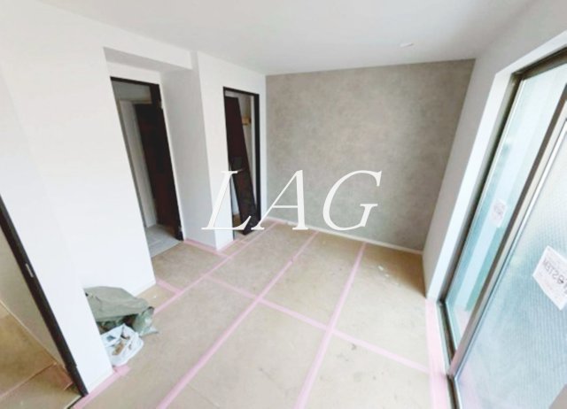 居室・リビング　洋室のお部屋です。（建設中、同一仕様）