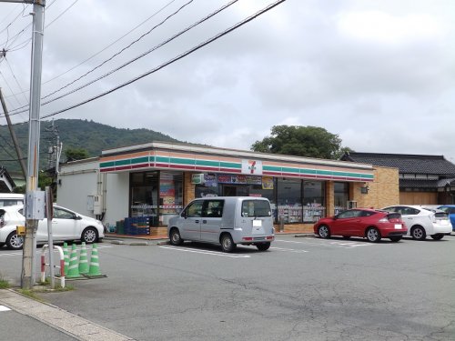 コンビニ　セブンイレブン　朝田店（コンビニ）まで210m