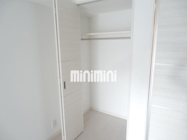 収納　収納はハンガーラックもあり、衣服を掛けられます。