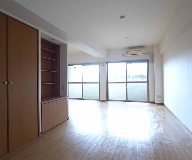 居室・リビング　広々１５帖南向きのお部屋です。