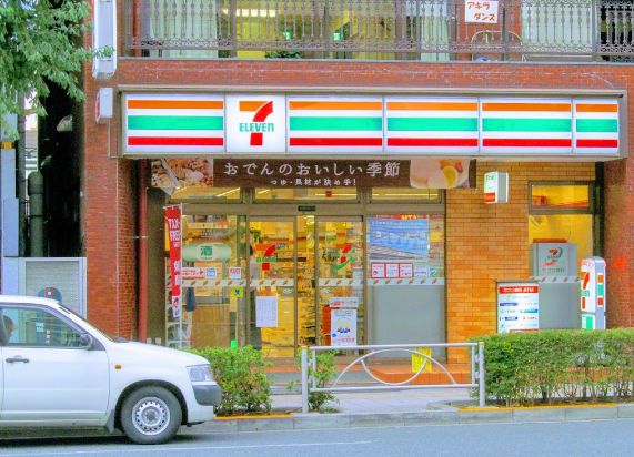 コンビニ　セブンイレブン台東蔵前3丁目店（コンビニ）まで131m