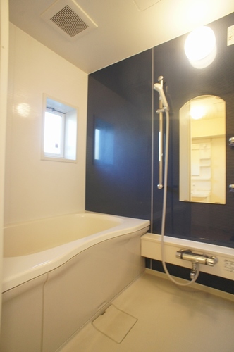 バス・シャワールーム　換気と採光を考慮した小窓付きの明るく、清潔感あるバスルーム♪