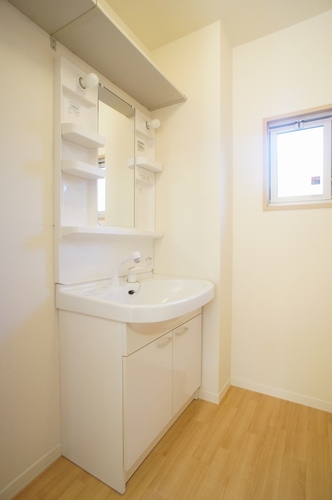 洗面設備　洗髪洗面化粧台と収納棚を配した洗面脱衣所♪