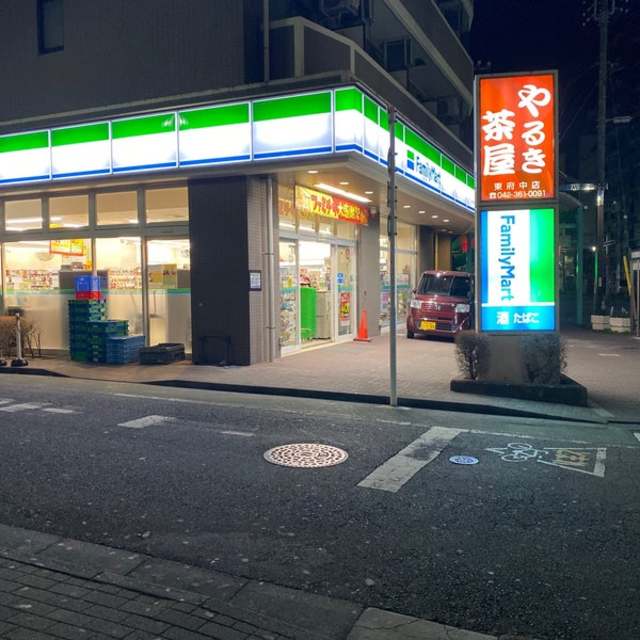 コンビニ　ファミリーマートサンズ東府中駅前店（コンビニ）まで359m