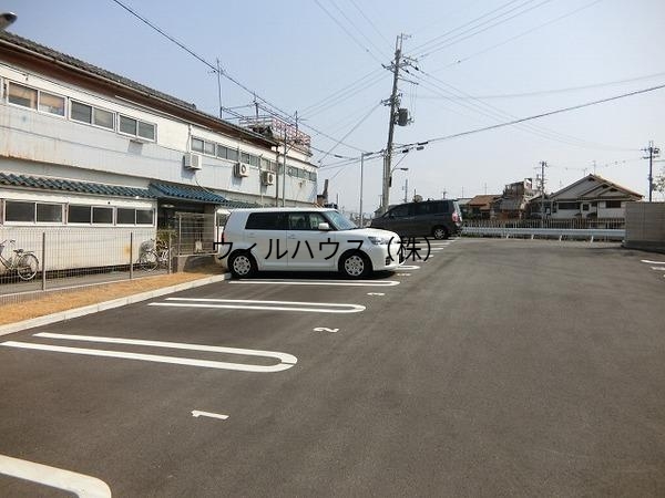 駐車場　ダブルラインで乗り降りラクです！