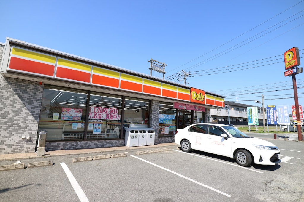 コンビニ　デイリーヤマザキ 粕屋駕与丁店（コンビニ）まで406m