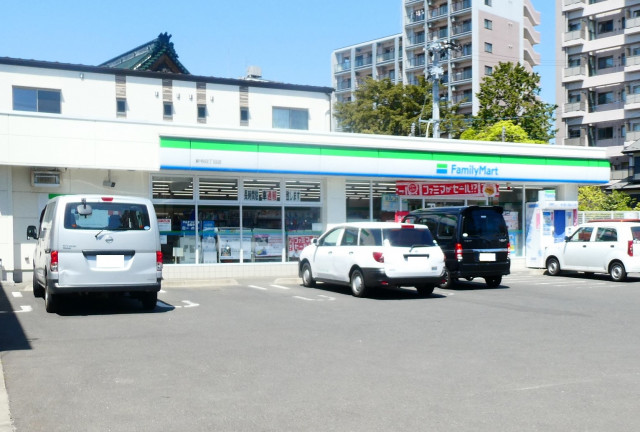 コンビニ　ファミリーマート新寺４丁目店（コンビニ）まで550m