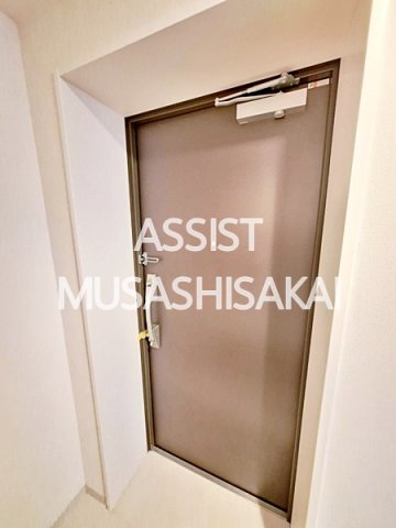 玄関　写真：設備同仕様の別物件です