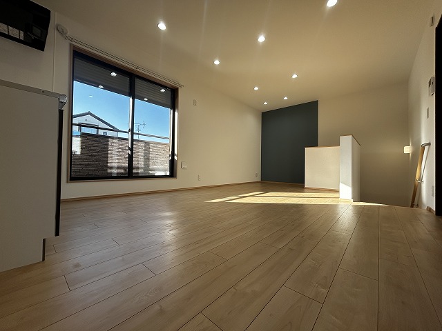 居室・リビング　2Fは1F玄関～専用屋内階段をのぼってリビングルームへ