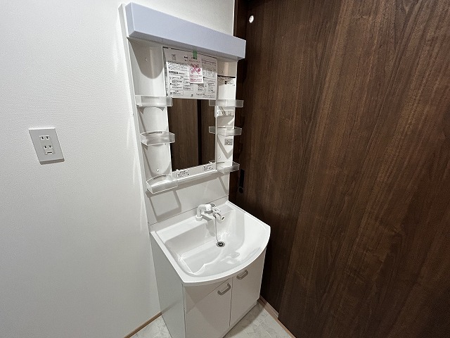 洗面設備　人気設備　シャンプードレッサーと室内洗濯機置場