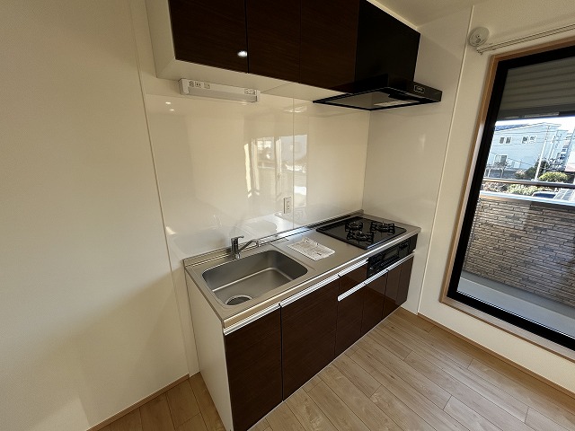 キッチン　横窓付キッチン　　3口システムコンロ、グリル付