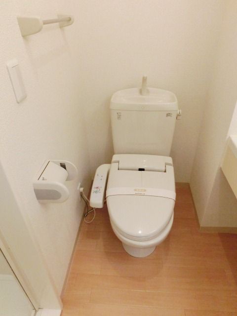 トイレ　トイレはシンプルですね。