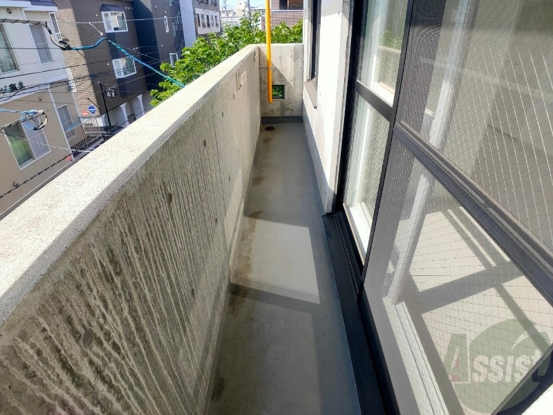 バルコニー　バルコニーは幅があり、広い印象を受けました。