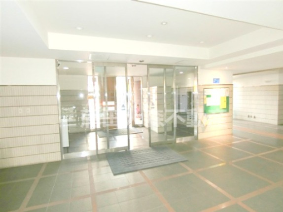 エントランス　防犯カメラ宅配BOXのあるエントランス　エレベーター2基