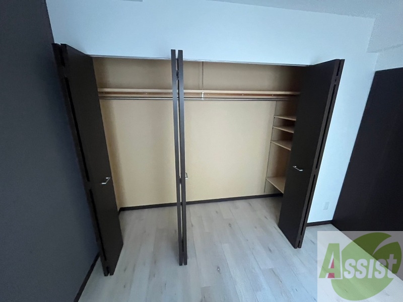 収納　こちらの収納にはハンガーをかけて服もしまえますね。