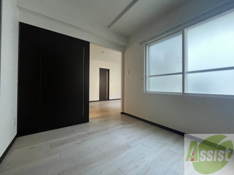 その他部屋・スペース　寝室はこちらです。光が差し込む、温かみのあるお部屋です。