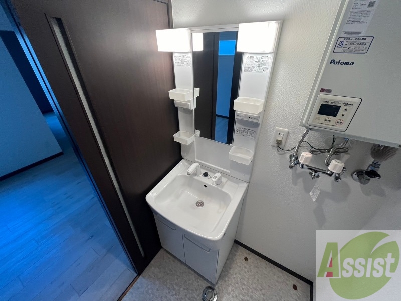 洗面設備　独立洗面台です。大きくてよいですね。シャンプーもできます！