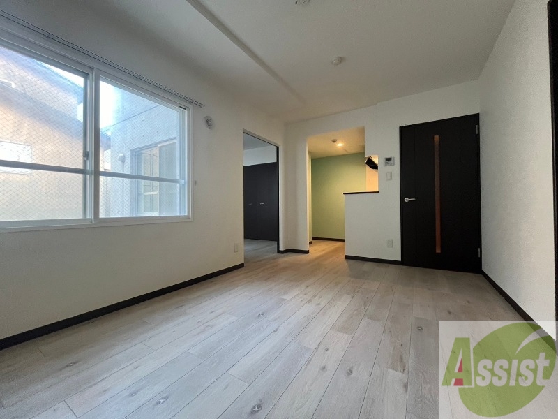 居室・リビング　リビングです。窓が大きくて明るいですね！