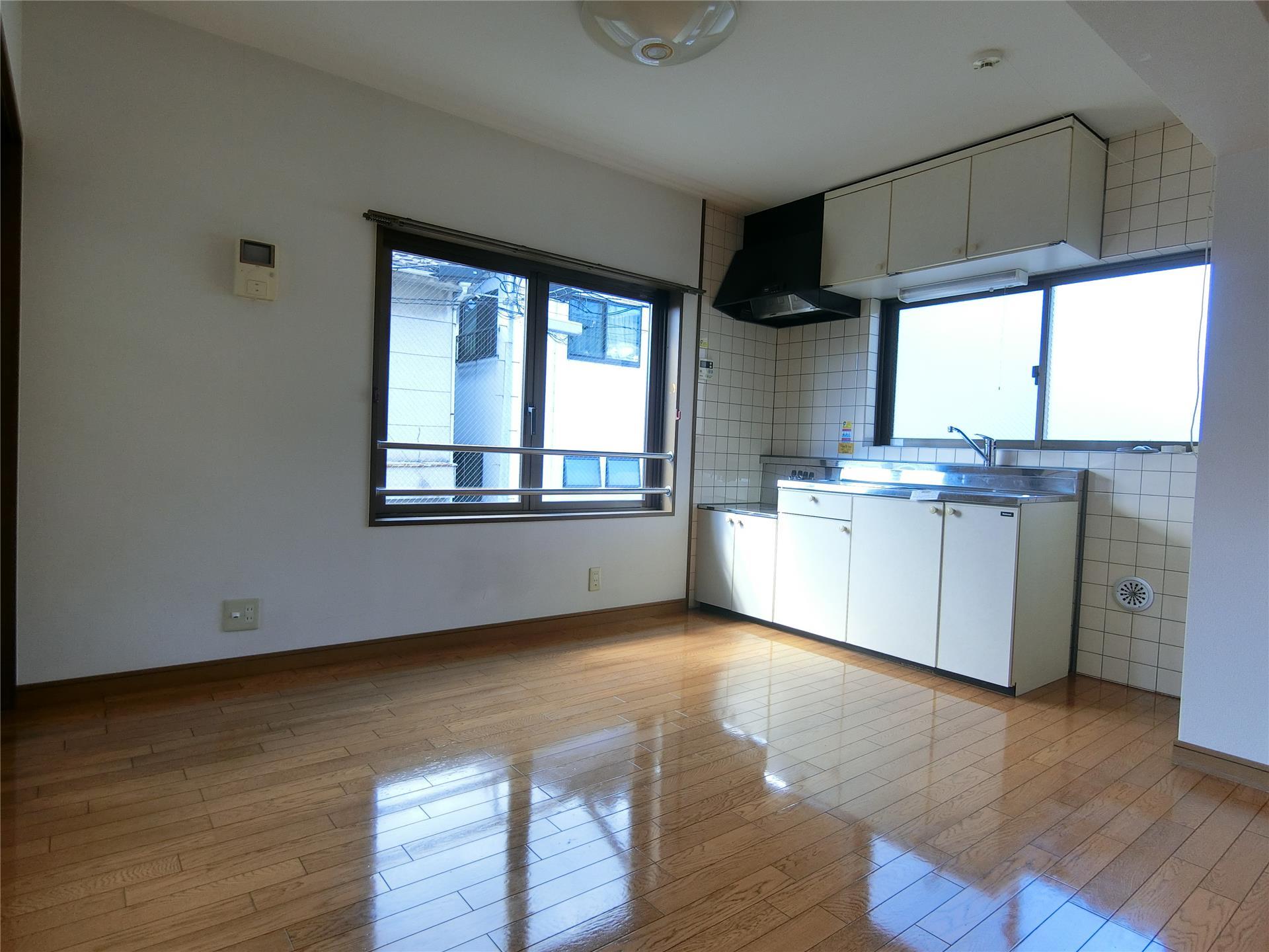 居室・リビング　二面採光で風通しのよいダイニングです♪