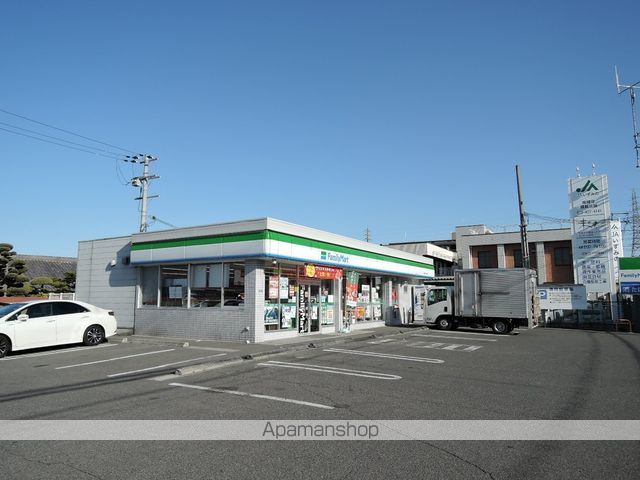 コンビニ　ファミリーマート（コンビニ）まで555m