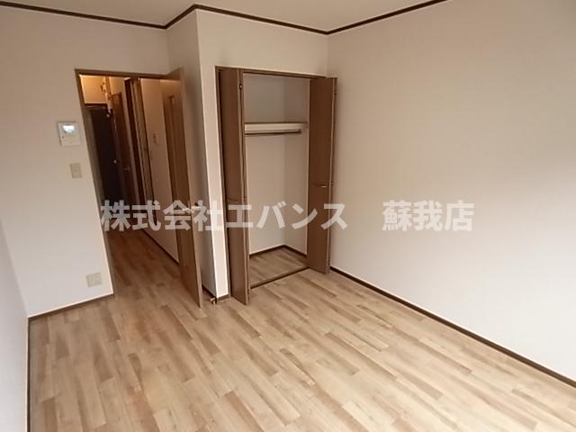 その他部屋・スペース　開放的な寝室です