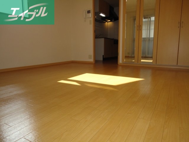 居室・リビング　洋室（ベランダ側から）