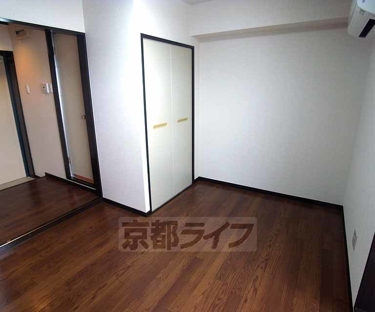 居室・リビング　コンパクトな６帖の洋室です。