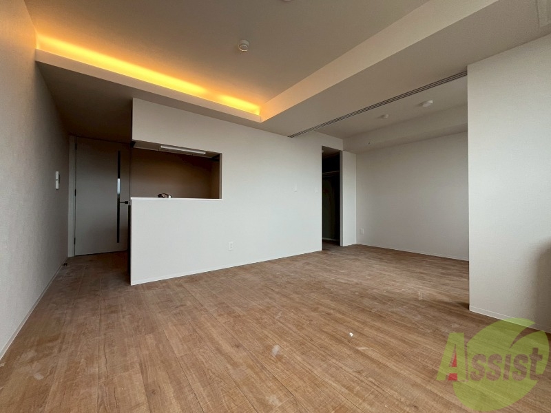 居室・リビング　木目のフローリングは落ち着きのある印象のお部屋になりますね。