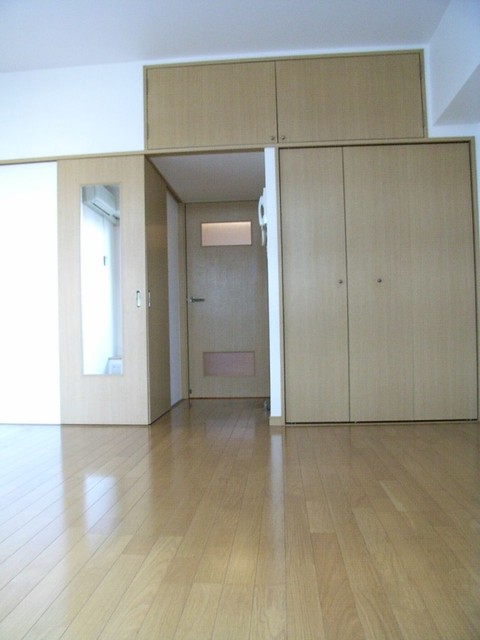 居室・リビング　【洋室】洋室（バルコニー側から）