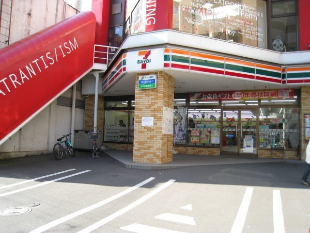 コンビニ　セブンイレブン新札幌バスターミナル前店（コンビニ）まで111m