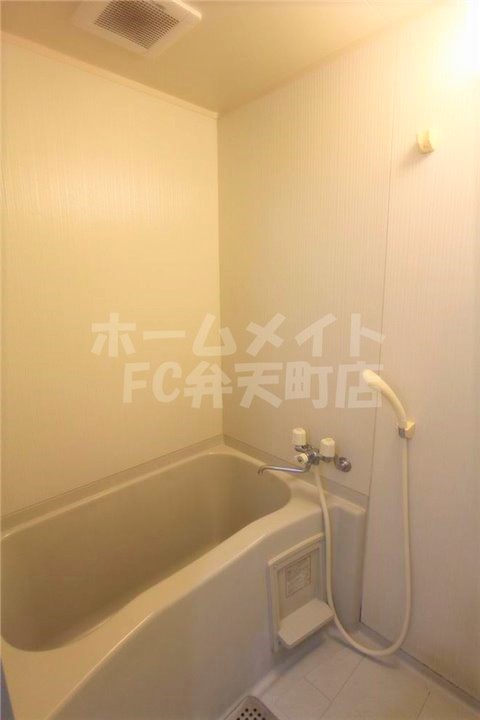 バス・シャワールーム　コンパクトで使いやすいお風呂です