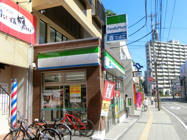 コンビニ　ファミリーマート（コンビニ）まで580m