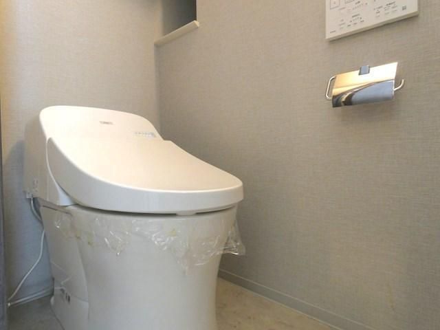 トイレ　■タンクレス温水洗浄便座■ウォールキャビネット収納付き♪