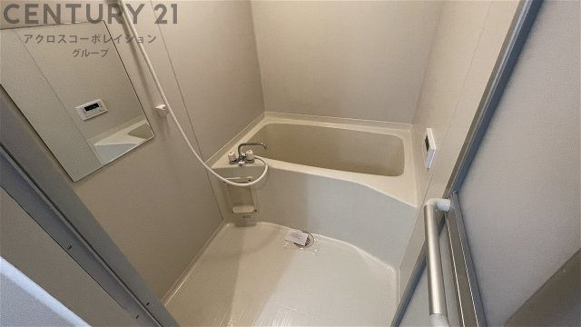 バス・シャワールーム　鏡付きで使いやすいお風呂です♪