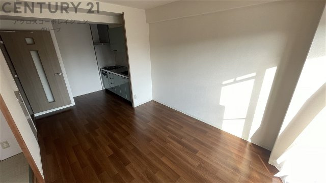 居室・リビング　床色が落ち着いた色合いで綺麗です♪