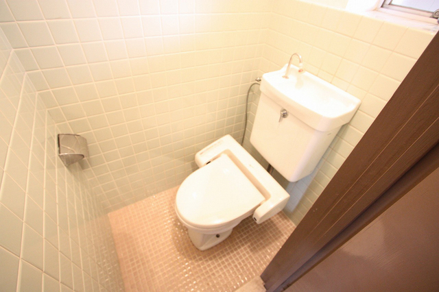 トイレ　玄関入ってすぐのトイレは、ウォシュレットつき。