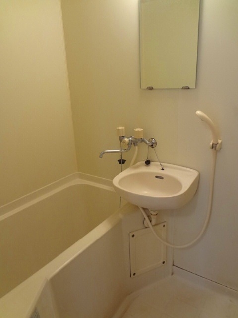 バス・シャワールーム　トイレと別でゆったり入れる浴室