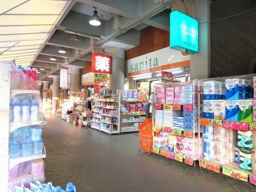 ドラックストア　くすりのサニタ竹山店（ドラッグストア）まで800m