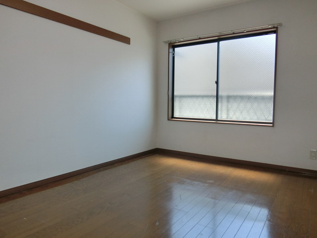 居室・リビング　前面開けていて明るいお部屋です