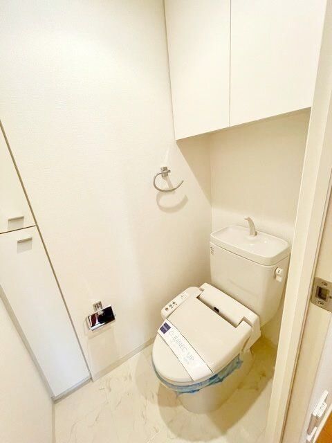 トイレ　同タイプの別のお部屋です。