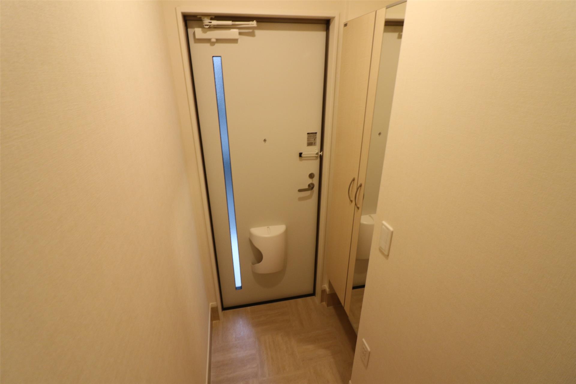 玄関　姿見付きのシューズボックス