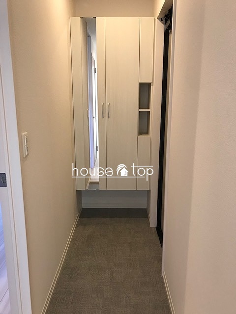 玄関　●実際のお部屋の写真です